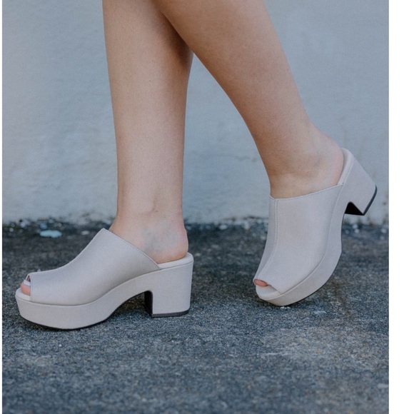 Chocolat Blu Gaddis Leather in Ivory size 8 - Picture 1 of 5